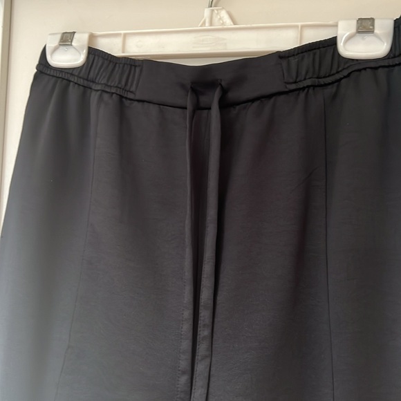 Leith Satin Drawstring Joggers with Pockets! Black, size medium. - Picture 5 of 9